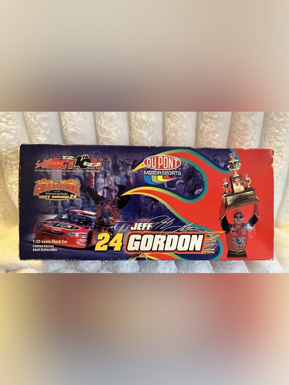 Action Collectables 1:32 Jeff Gordon #24 DuPont 2001 Chevrolet Stock Car